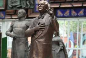 La statue de bronze de Polad Bulbuloglu dévoilée à l’Académie russe de peinture